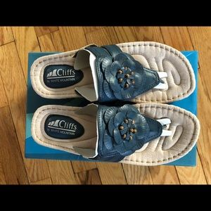 Cliffs by White Mountain Navy sandals size 8